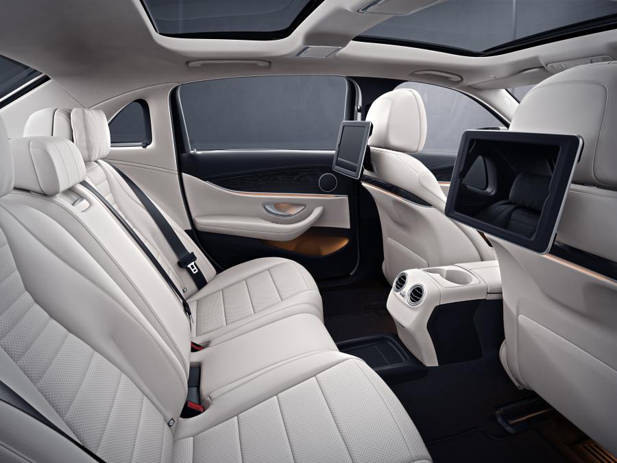 Интерьер Mercedes-Benz E300 L AMG Line 2016 года  (CN) (фото 3 из 22)